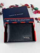 محفظة من تومي هيلفيغر للرجال جلد