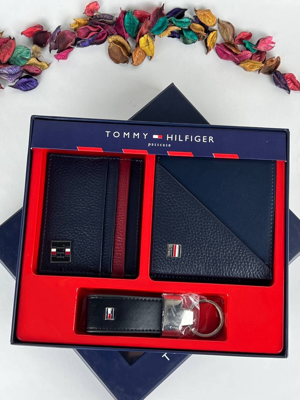 طقم مكون من محفظه وكراته وماداليه تومي هيلفيغر للرجال