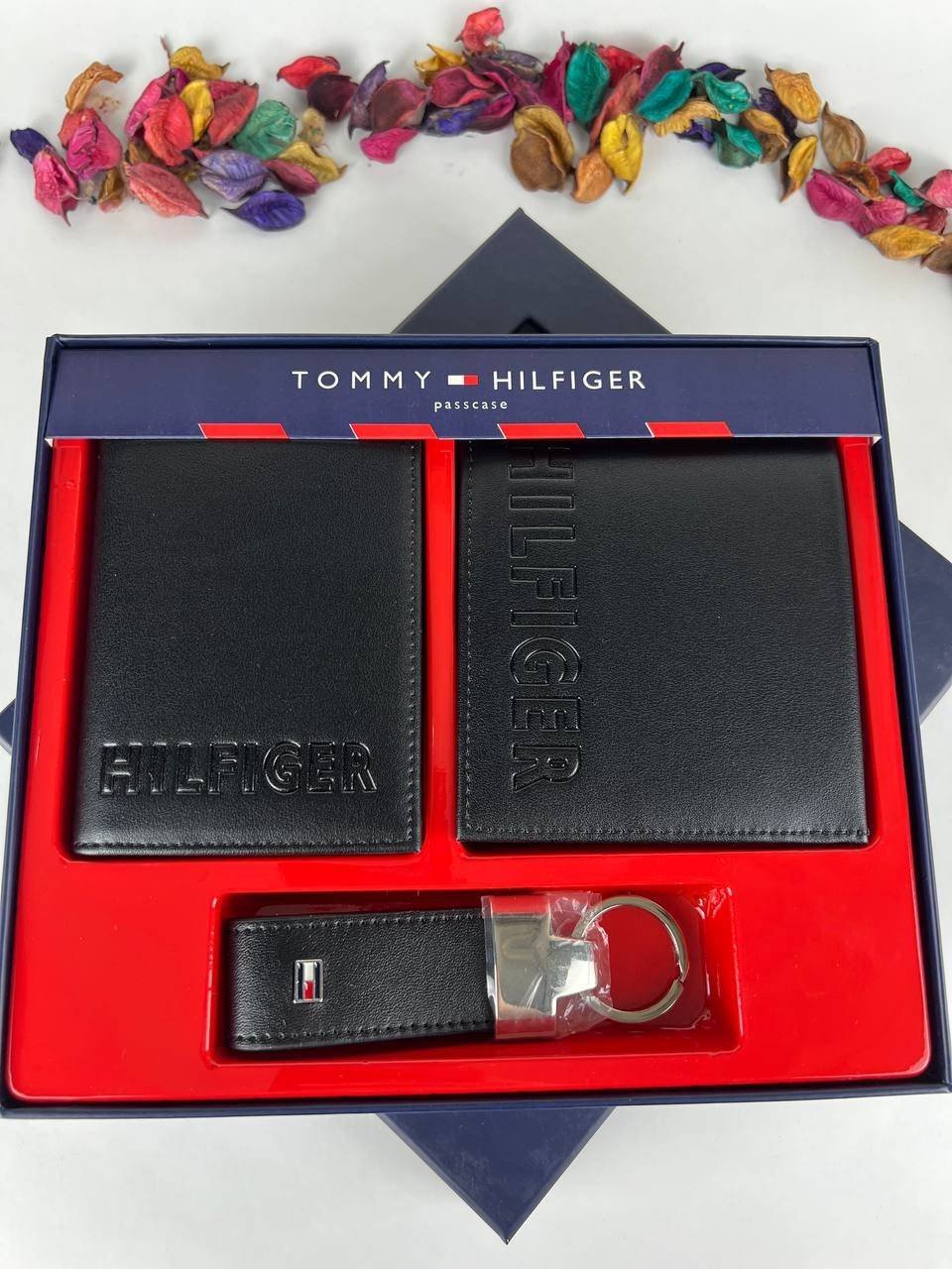 طقم مكون من محفظه وكراته وماداليه تومي هيلفيغر للرجال