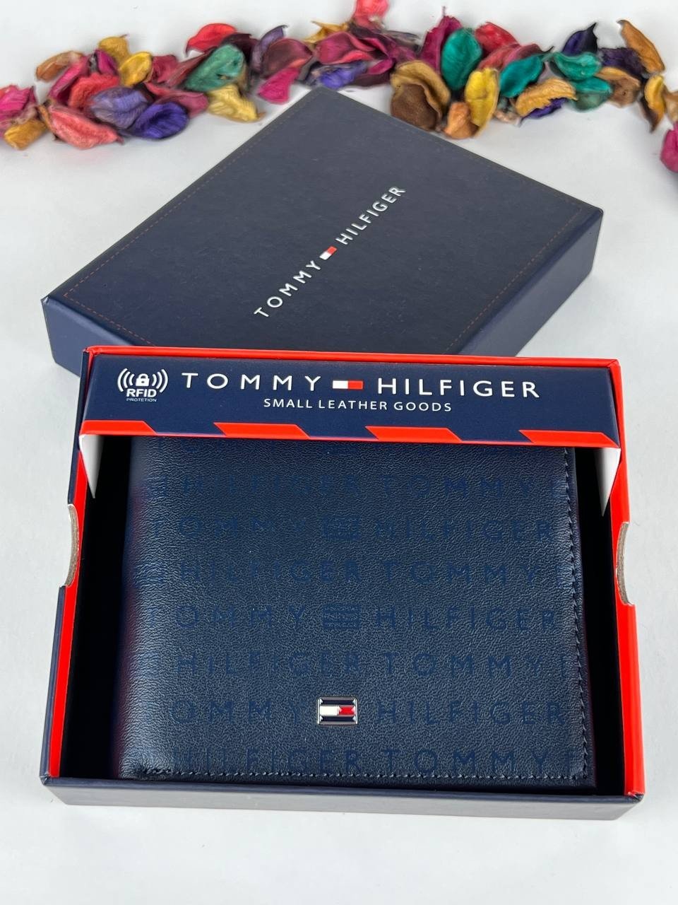 محفظة من تومي هيلفيغر للرجال جلد