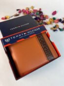 محفظة من تومي هيلفيغر للرجال جلد بني