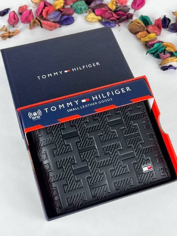 محفظة من تومي هيلفيغر للرجال جلد أسود