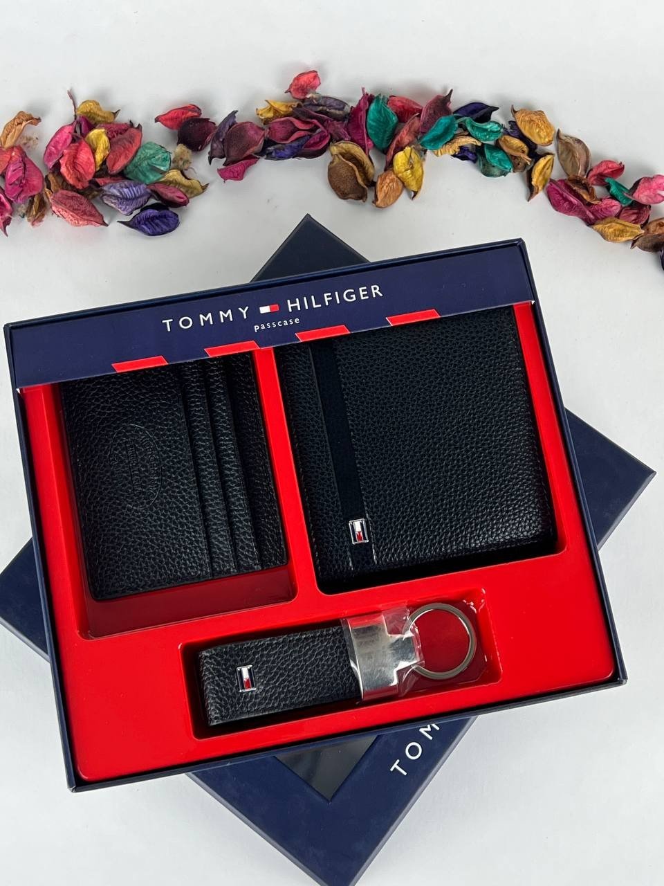 طقم مكون من محفظه وكراته وماداليه تومي هيلفيغر للرجال
