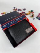 محفظة من تومي هيلفيغر للرجال جلد أسود