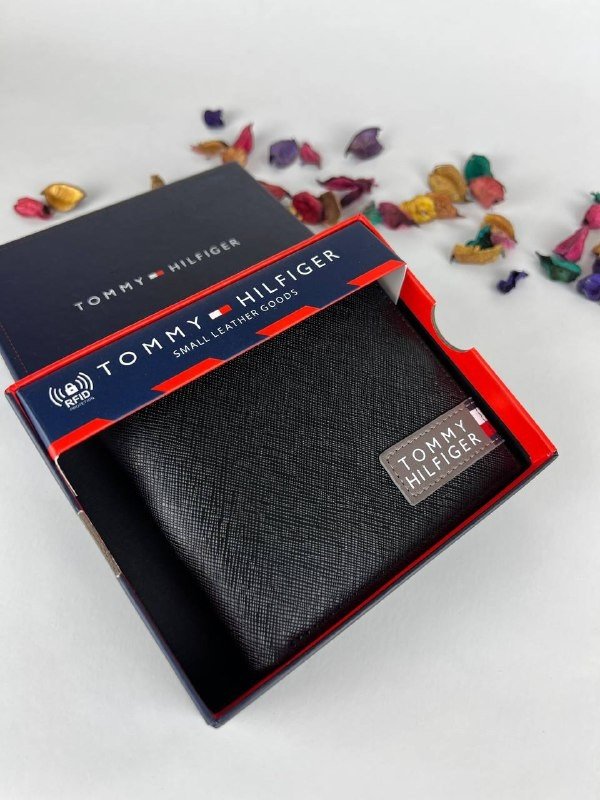محفظة من تومي هيلفيغر للرجال جلد أسود