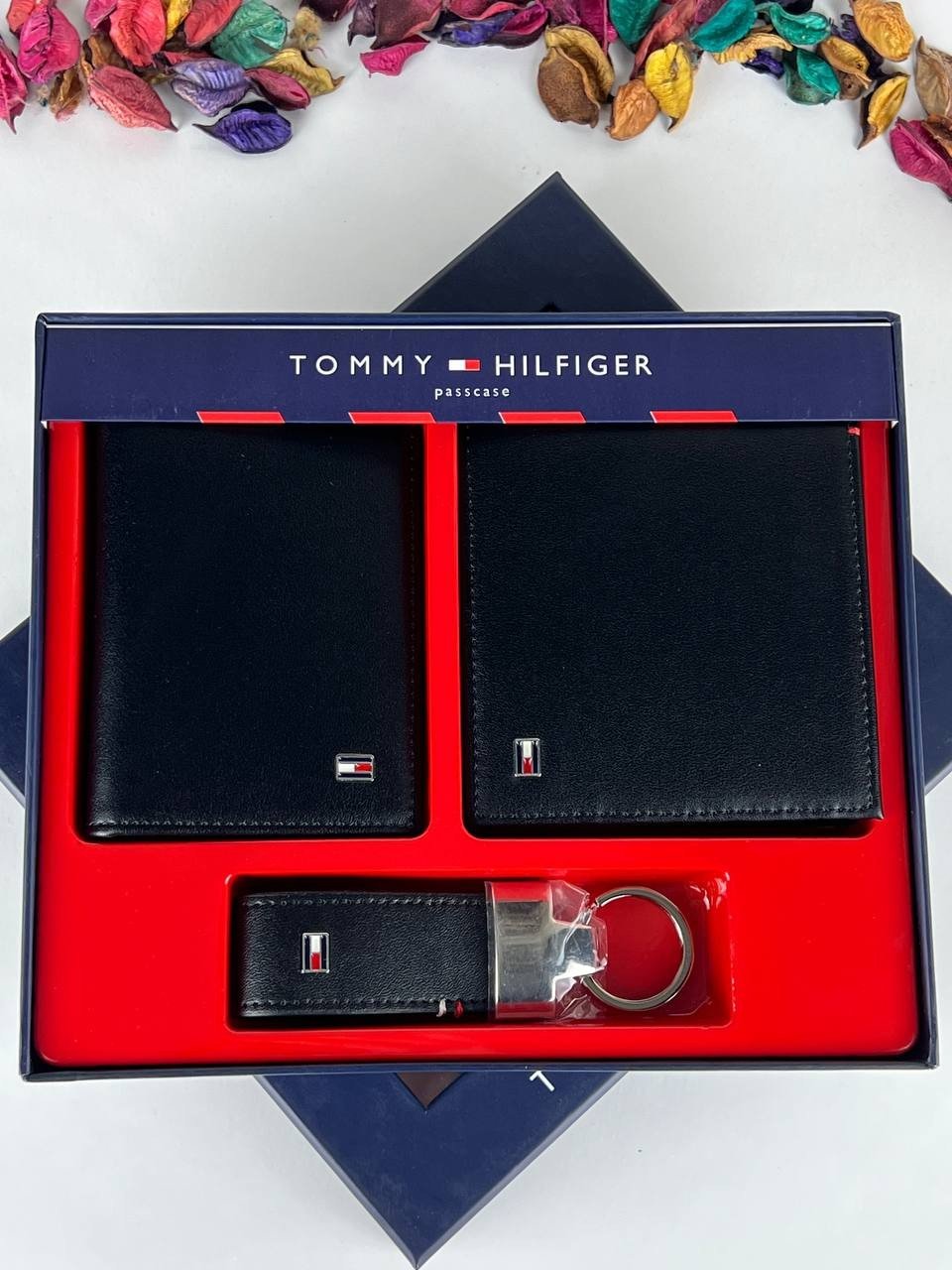 طقم مكون من محفظه وكراته وماداليه تومي هيلفيغر للرجال