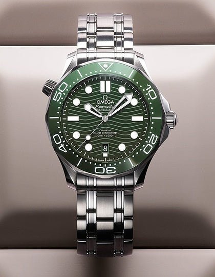 ⁦Omega Seamaster Diver 300M Master Chronometer Dressed in Green⁩ - الصورة ⁦10⁩
