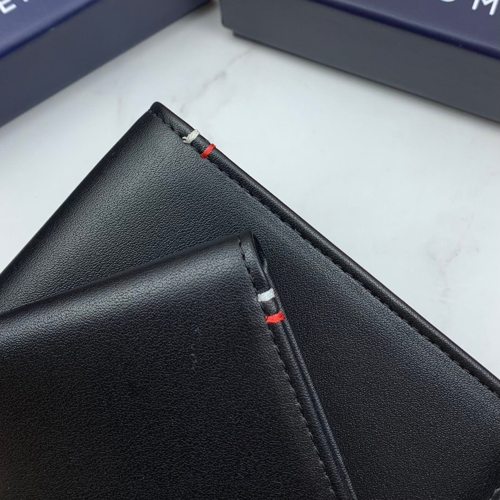 طقم مكون من محفظه وكراته وماداليه تومي هيلفيغر للرجال - الصورة 4