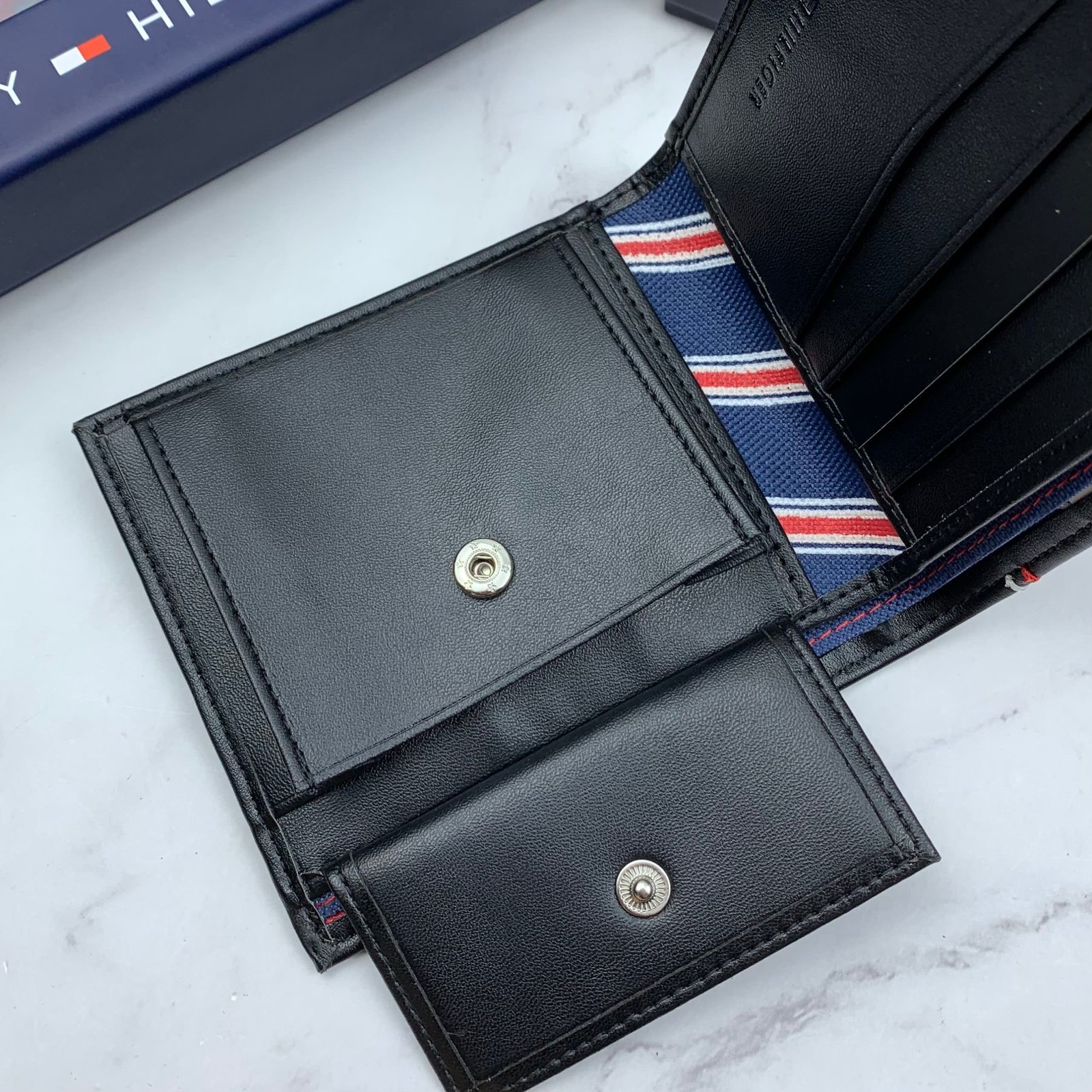 طقم مكون من محفظه وكراته وماداليه تومي هيلفيغر للرجال - الصورة 5