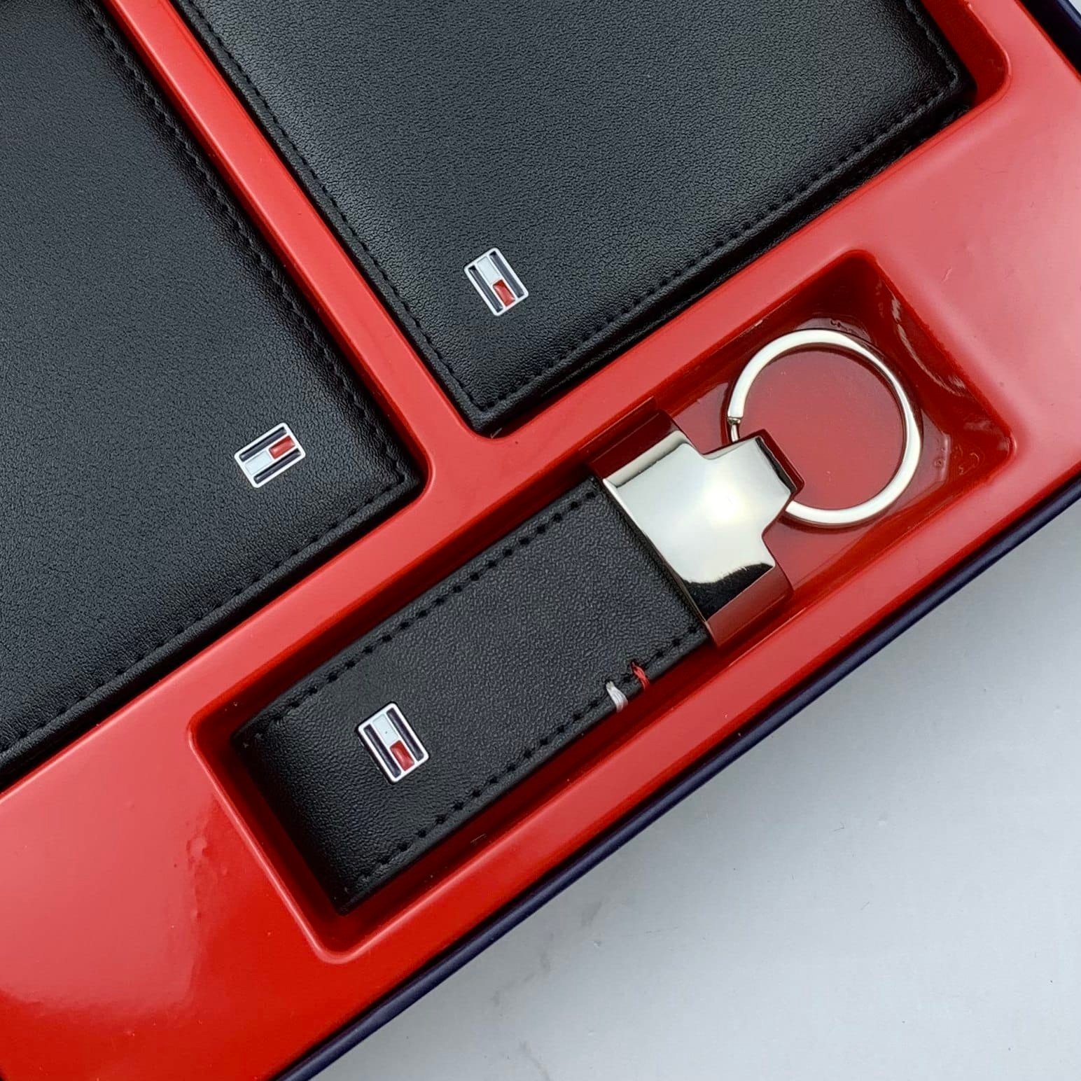 طقم مكون من محفظه وكراته وماداليه تومي هيلفيغر للرجال - الصورة 7