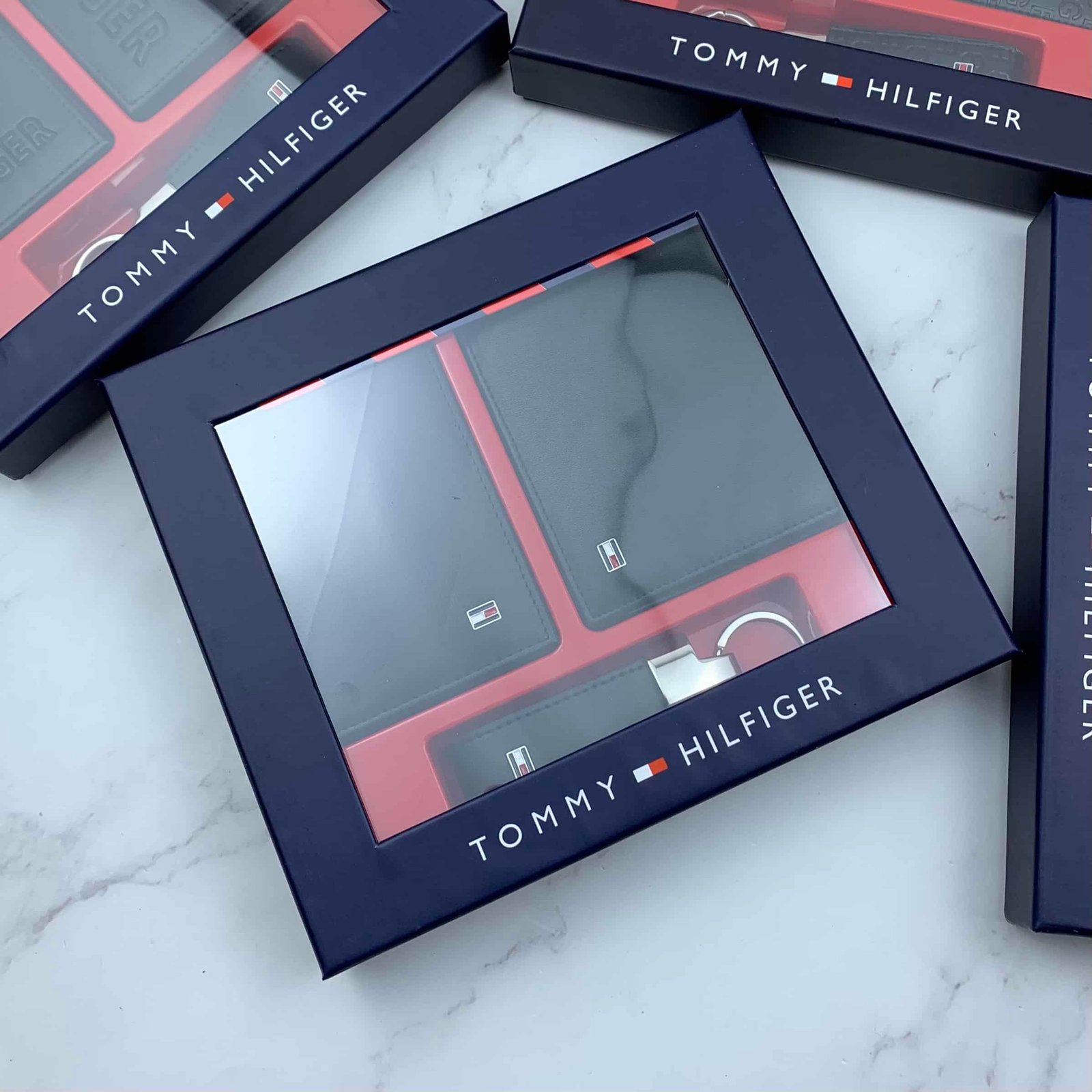 طقم مكون من محفظه وكراته وماداليه تومي هيلفيغر للرجال - الصورة 9