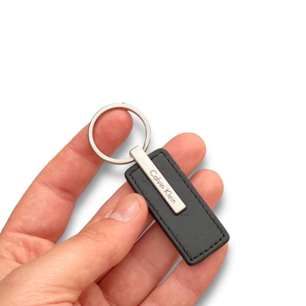 طقم من كالفن كلاين مكون من محفظه ومادليه وكراته رجالي - الصورة 9